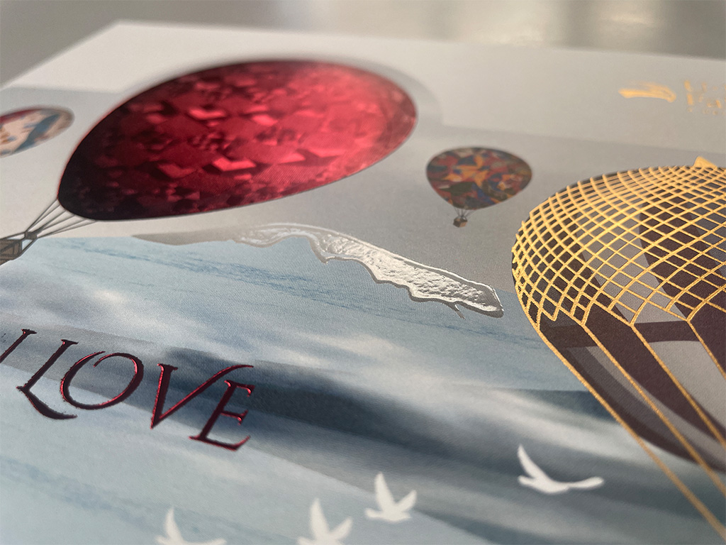 Red ballon 3D foil Close-up of a luxury label with an 3d hot foil detail